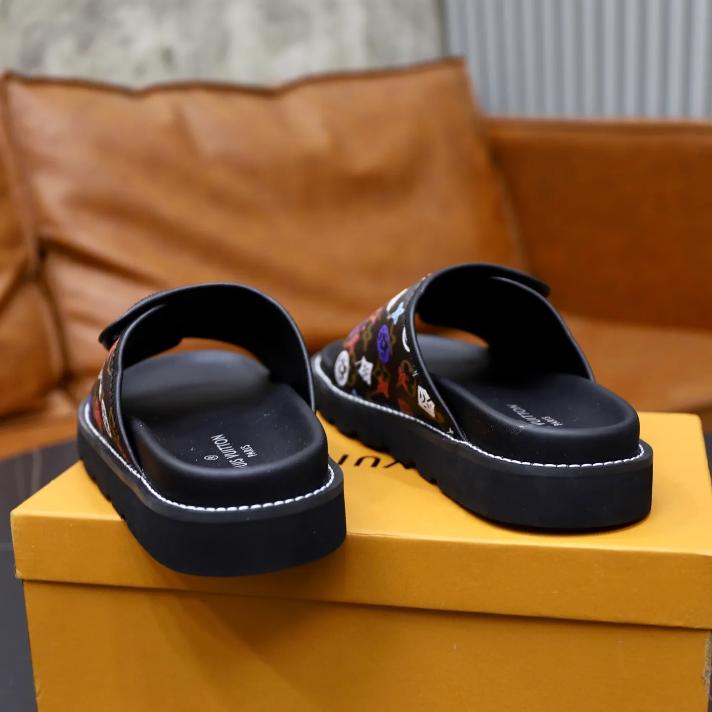 Ex-factory price: 320💰🙅‍♂️🙅‍♂️🙅‍♂️ Brand: LV Louis Vuitton Standard code: 38-45 Grade: Same as the official website Material: Original material design Original rubber wear-resistant molded outsole Style category: Men's fashion sandals Distinguished luxury brand elements Top luxury Color: Actual picture color